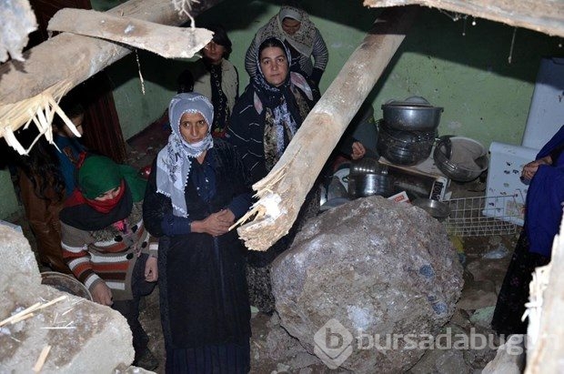 Evin üzerine kaya düştü