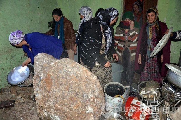 Evin üzerine kaya düştü