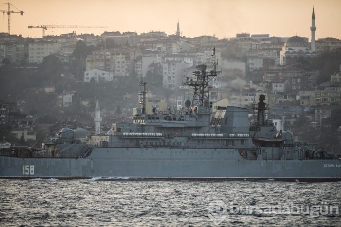 Rus savaş gemisi İstanbul Boğazı'ndan geçti
