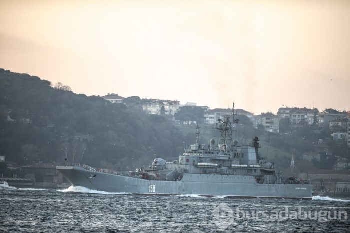 Rus savaş gemisi İstanbul Boğazı'ndan geçti