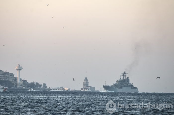 Rus savaş gemisi İstanbul Boğazı'ndan geçti