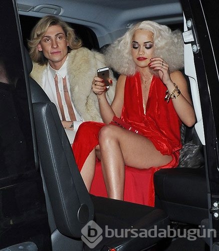 Rita Ora'dan kalça şov