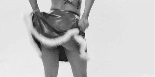 Rita Ora'dan kalça şov