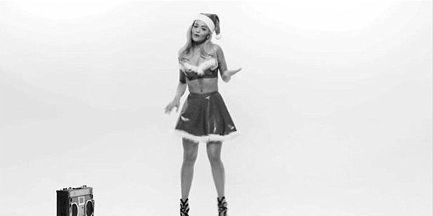 Rita Ora'dan kalça şov