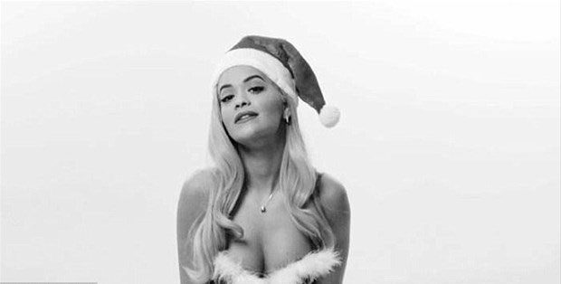 Rita Ora'dan kalça şov