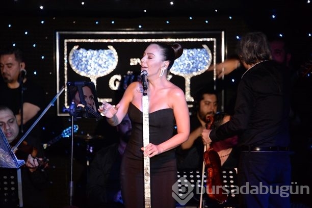 Ebru Gündeş'i yalnız bırakmadılar!