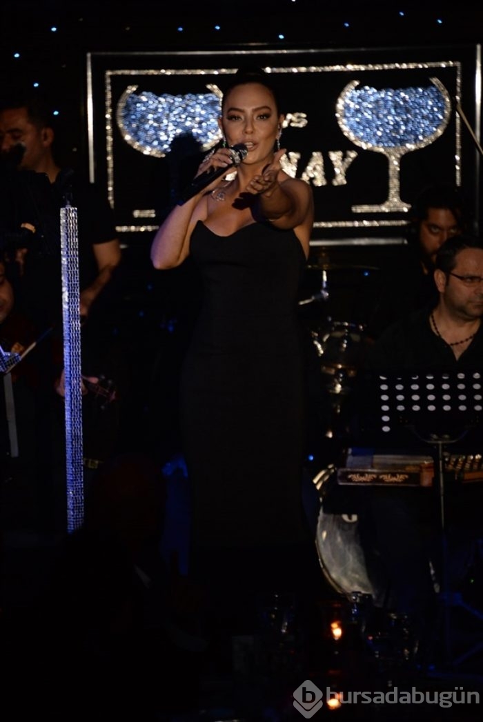 Ebru Gündeş'i yalnız bırakmadılar!