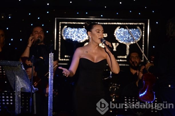 Ebru Gündeş'i yalnız bırakmadılar!