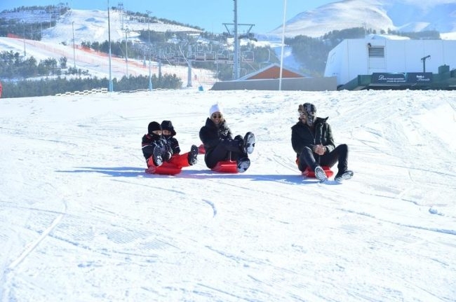 Çağla Şikel ve oğulları kayak sezonunu açtı