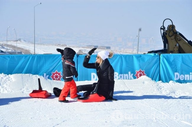 Çağla Şikel ve oğulları kayak sezonunu açtı