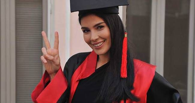 Hatice Şendil'in cesur kıyafeti