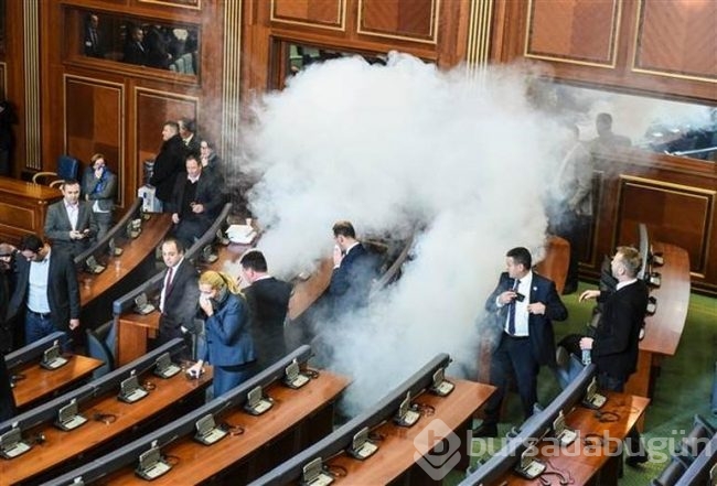 Kosova Meclisi'nde yine gaz bombası atıldı