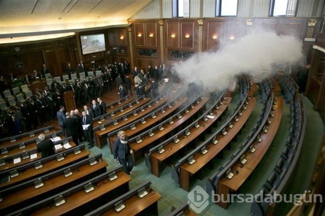 Kosova Meclisi'nde yine gaz bombası atıldı