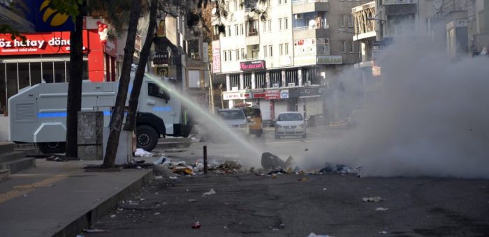Diyarbakır'da eylem çağrısı sokakları savaş alanına çevirdi!