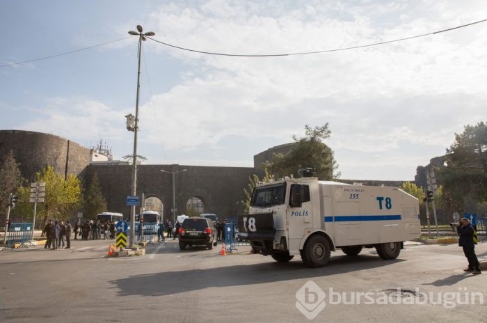 Diyarbakır'da eylem çağrısı sokakları savaş alanına çevirdi!