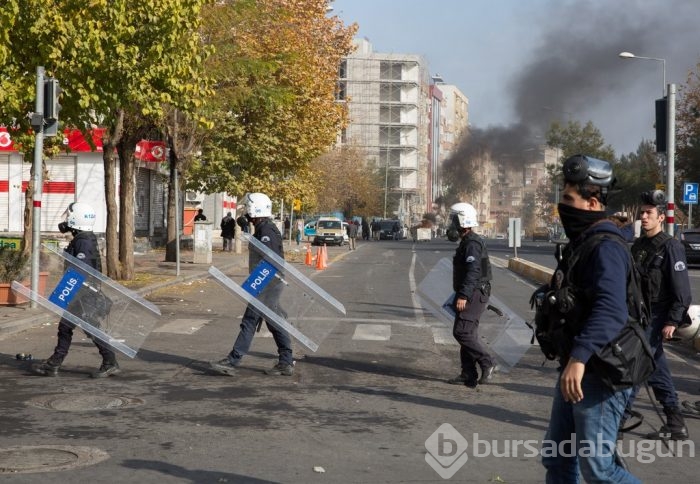 Diyarbakır'da eylem çağrısı sokakları savaş alanına çevirdi!
