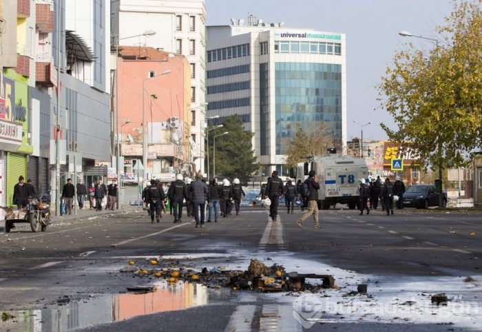 Diyarbakır'da eylem çağrısı sokakları savaş alanına çevirdi!