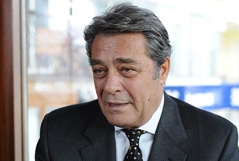 Aklı fikri Kadir İnanır'da