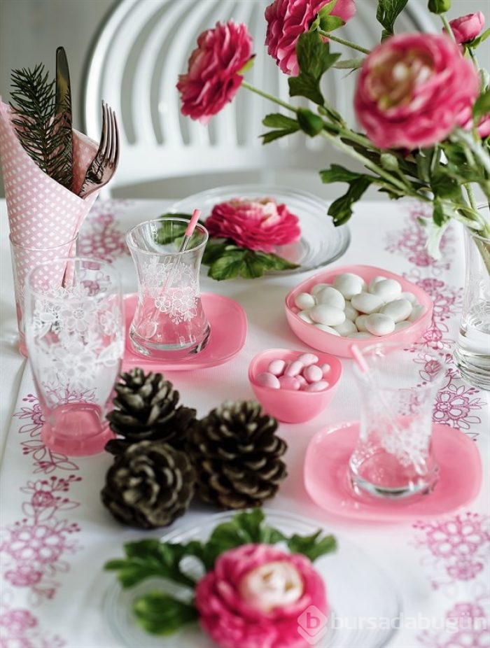 LAV ile pembe bir yılbaşı sofrası nasıl hazırlanır?