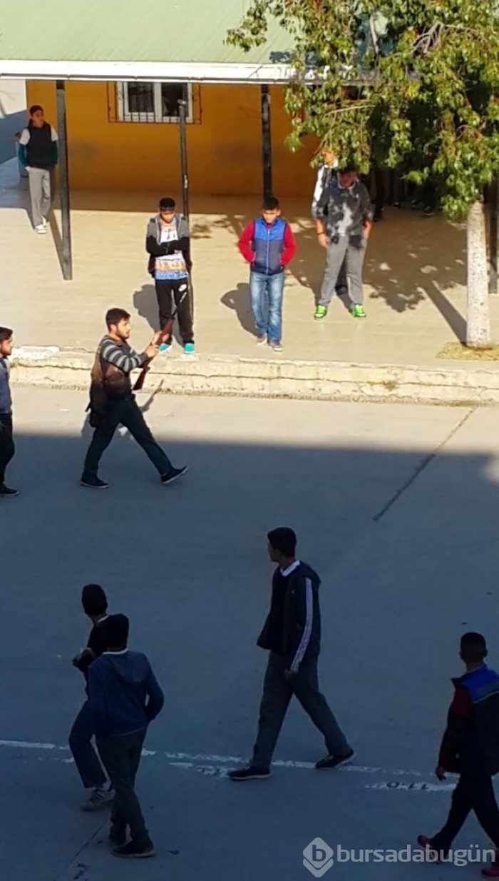 Kardeşi dövülünce pompalı tüfekle okul bastı