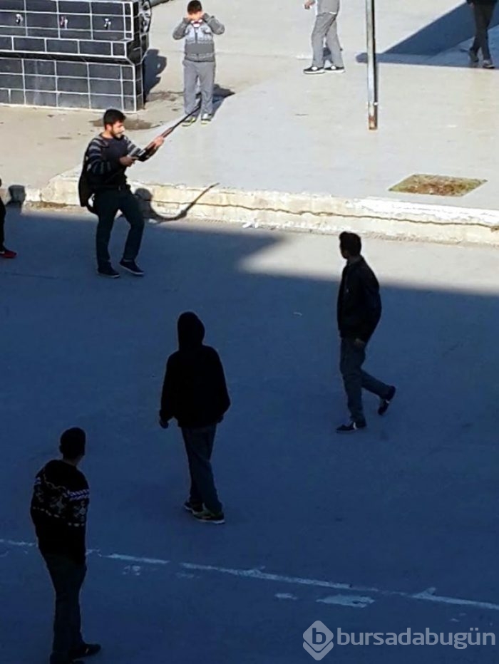 Kardeşi dövülünce pompalı tüfekle okul bastı