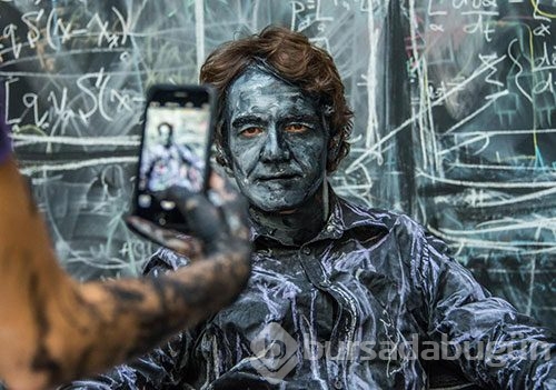İnsan bedenlerini tuvale çeviriyor