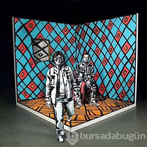 İnsan bedenlerini tuvale çeviriyor