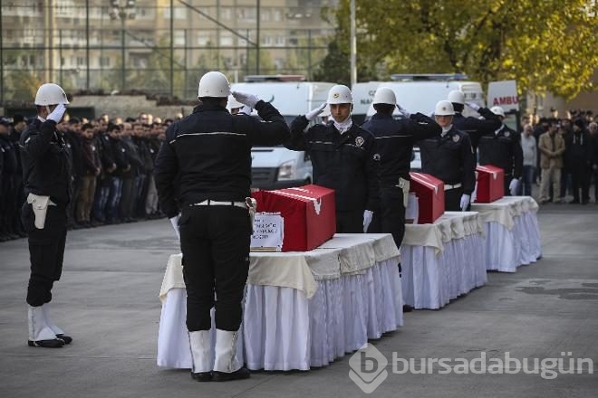 Diyarbakır'da şehit olan polisler için tören düzenlendi