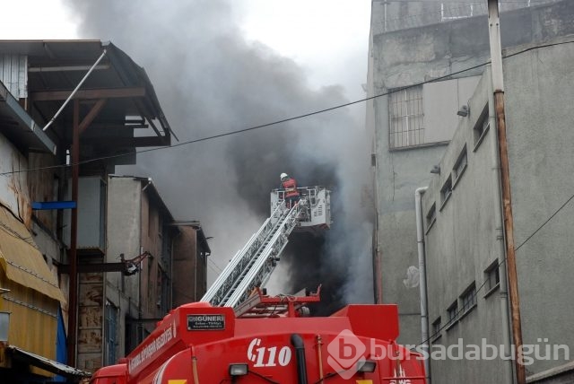 Kozmetik fabrikasında yangın