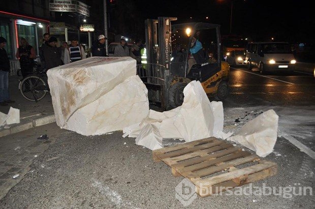 5 tonluk mermer yola düştü