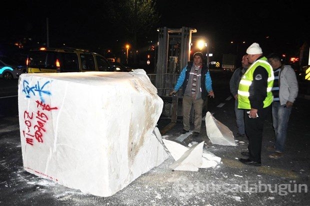 5 tonluk mermer yola düştü