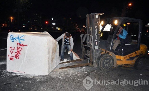 5 tonluk mermer yola düştü