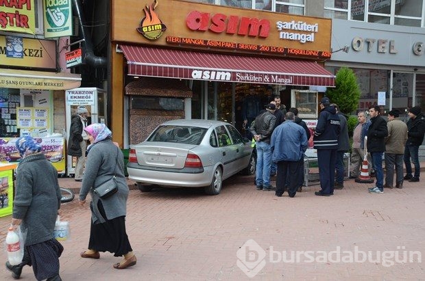 Cansız mankeni yaya sanınca kaza yaptı
