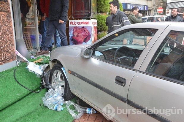 Cansız mankeni yaya sanınca kaza yaptı