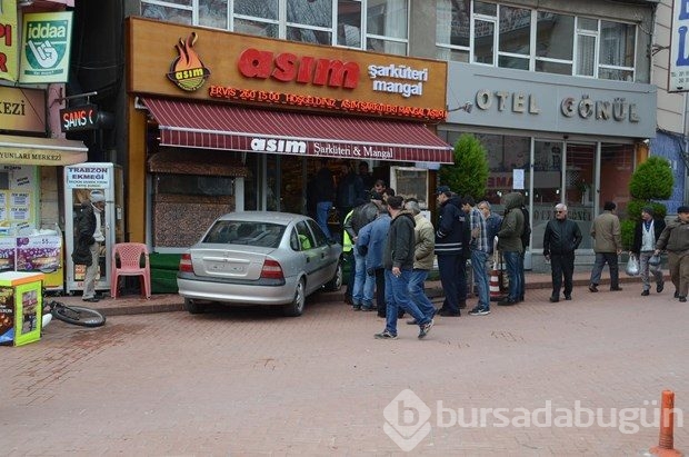 Cansız mankeni yaya sanınca kaza yaptı