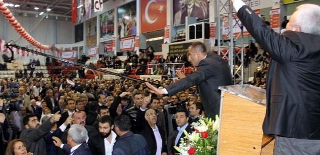 CHP kongresinde Tuncay Özkan'a saldırı
