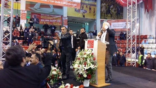 CHP kongresinde Tuncay Özkan'a saldırı