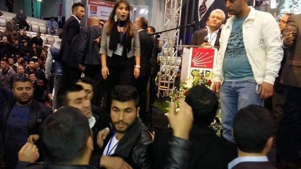 CHP kongresinde Tuncay Özkan'a saldırı