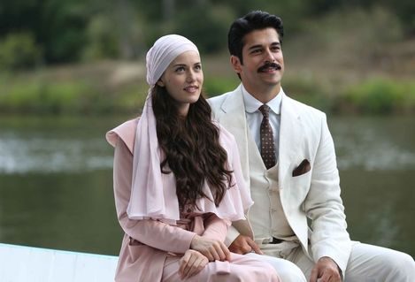 Burak Özçivit ve Fahriye Evcen arasında neler oluyor?