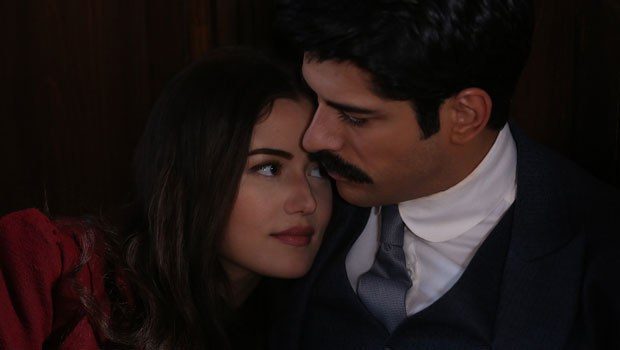 Burak Özçivit ve Fahriye Evcen arasında neler oluyor?