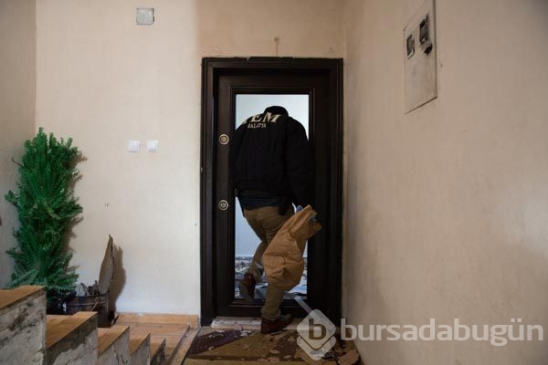 Polis evlere böyle girdi
