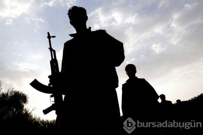 Paniğe kapılan teröristler silahlarını bırakıp kaçıyor