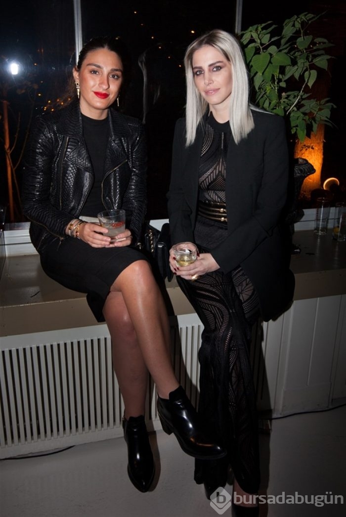 Hande Doğandemir'in derin dekoltesi!