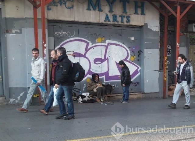Süleyman Akova İstiklal Caddesi'nde yaşam savaşı veriyor
