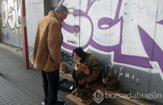 Süleyman Akova İstiklal Caddesi'nde yaşam savaşı veriyor