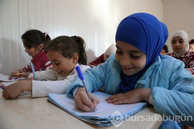 Türkiye'de 300 bin Suriyeli çocuk eğitim görüyor