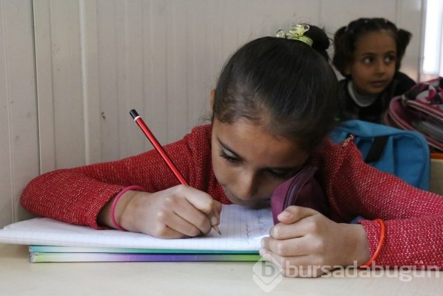 Türkiye'de 300 bin Suriyeli çocuk eğitim görüyor