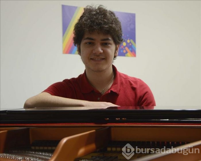 Hedefini Cumhurbaşkanı'nın hediyesi piyanoyla gerçekleştirecek