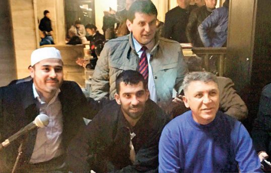 Uçaktan indi camiye koştu