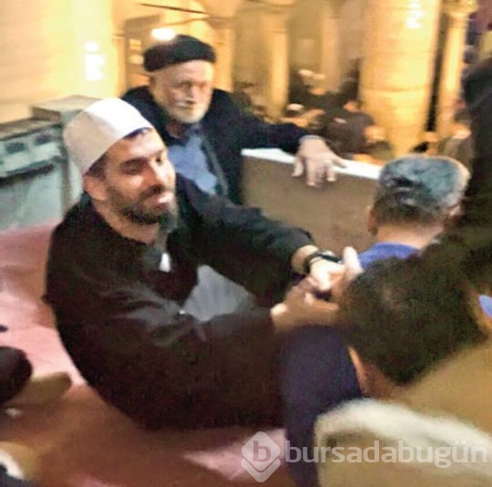 Uçaktan indi camiye koştu